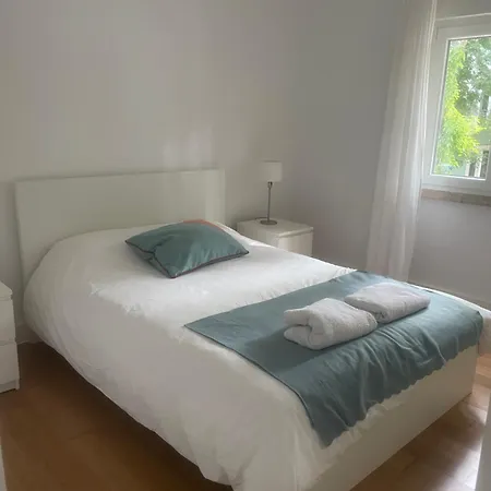 Charming 2 Bedroom Next To Jardim Da Estrela, Apartament